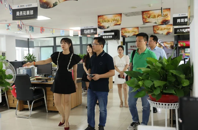 百度渠道銷售發(fā)展部總經(jīng)理丁燦彪先生攜百度領(lǐng)導(dǎo)一行，蒞臨洛陽(yáng)市青峰網(wǎng)絡(luò)科技有限公司進(jìn)行考察、指導(dǎo)工作